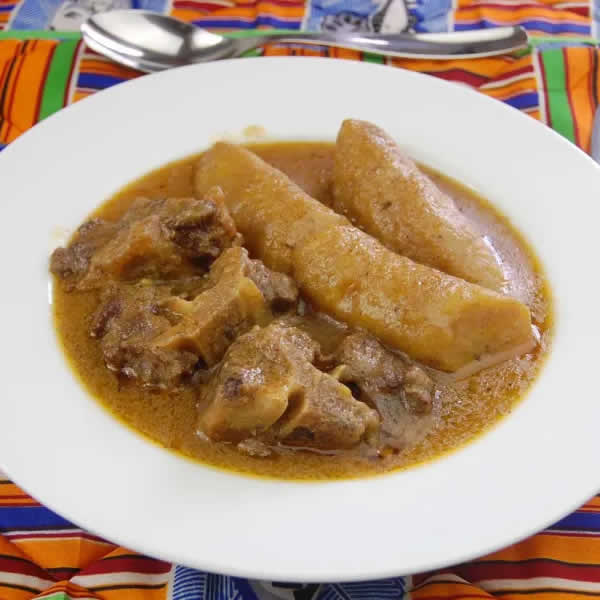 Kondrè and goat meat with plantain